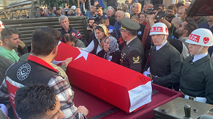Türk Silahlı Kuvvetleri tarafından Kuzey Irak’ta düzenlenen Pençe-Kilit Operasyonu’nda bölücü terör örgütü PKK’nın EYP patlatması sonucu şehit olan Piyade Komando Binbaşı Mehmet Duman’ın cenazesi sabah saatlerinde Hakkari’de düzenlenen törenin ardından memleketi Adana’ya getirildi.
