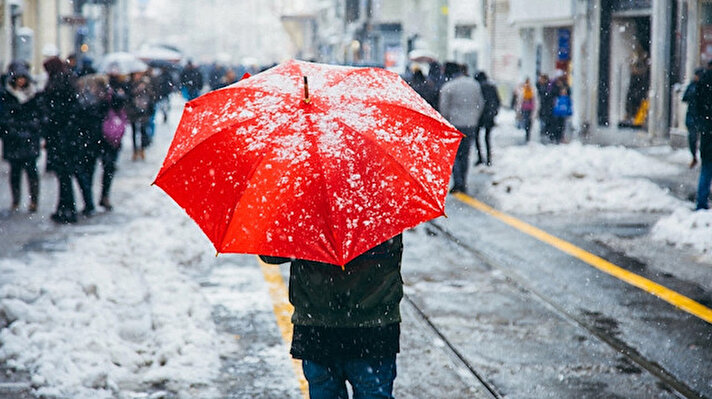 Meteoroloji'den yapılan son dakika uyarısına göre, Antalya çevreleri, Malatya, Elazığ, Bingöl ve Tunceli çevrelerinin sağanak yağışlı geçeceği tahmin ediliyor. Doğu Anadolu'da ise kar ve karla karışık yağmur bekleniyor. İstanbul'da sağanak yağmur için ise gün verildi.