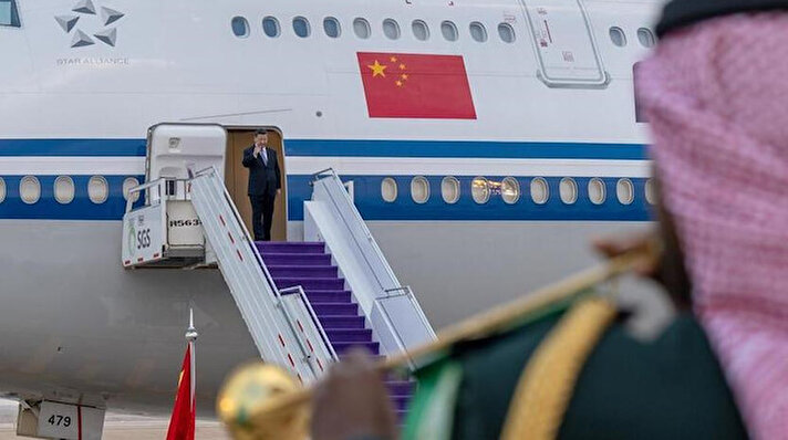 Suudi Arabistan’ı ziyaret eden Çin Devlet Başkanı Şi Jinping, savaş uçakları ve mor halı ile karşılandı.<br>