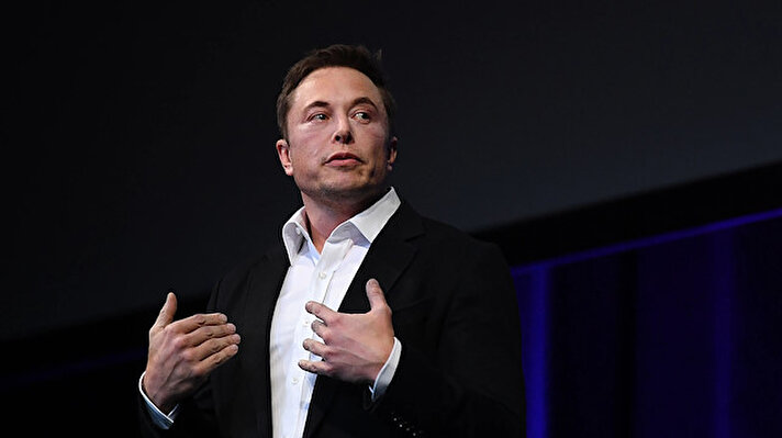 Dünyanın en zengin insanı konumunda bulunan Twitter ve Tesla CEO'su Elon Musk, bu unvanını Fransız milyardere kaptırdı. Ünlü milyarder, Forbes'in "Gerçek Zamanlı Milyarderler" listesinde ikinci sıraya geriledi.