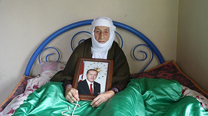 8 çocuğu olan ve yıllardır Erdoğan sevgisiyle yaşayan Coşar, yaşadığı evin odasında Cumhurbaşkanı Erdoğan’ın fotoğrafını asmak istedi.