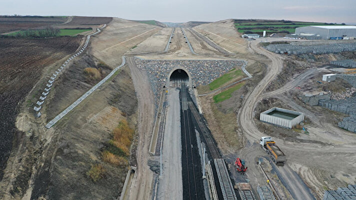 Haziran 2019'da yapımına başlanan Çerkezköy-Kapıkule hattında fiziki ray serim işlemleri devam ediyor.