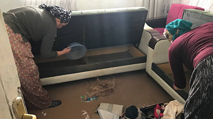 Antalya'nın Kumluca ve Finike ilçelerinde sel felaketi yaşandı.<br><br>