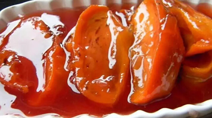 Akdeniz bölgesinin lezzetlerinin başında olan Cennet Hurması, normal hurma ailesinden gelir. Lif ve C vitamini barındırır. Kış aylarında sıklıkla tüketilen Cennet Hurması, turuncu ve sarı renklerdedir.