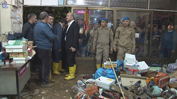 Bugün öğle saatlerinde helikopterle sel felaketinin yaşandığı Kumluca ilçesine gelen Bakan Soylu, basın mensuplarına selin bilançosunu açıkladı.