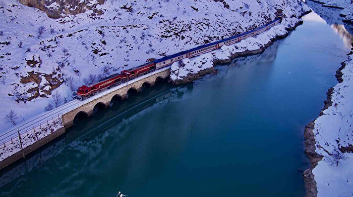 'Turistik Doğu Ekspresi', 2022-2023 döneminin ilk seferini gerçekleştirmek üzere Ankara Tren Garı'ndan hareket etti. Yemekli ve yataklı vagonlardan oluşan 'Turistik Doğu Ekspresi', Ankara-Kars hattında önemli tarihi ve kültürel şehirlerin de görülmesine olanak sağlıyor.