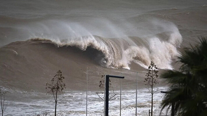 Meteoroloji Genel Müdürlüğü'nden yapılan açıklamaya göre, Batı Akdeniz'de (Antalya Körfezi) rüzgarın, yarın sabah saatlerinden itibaren güney ve güneydoğu yönlerden etkisini artırarak 6 ila 8 kuvvetinde fırtına şeklinde eseceği, etkisini de öğlen saatlerinde kaybedeceği tahmin ediliyor.<br><br>