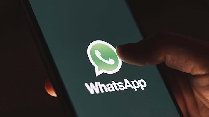 Popüler mesajlaşma uygulaması WhatsApp, yeni bir güncelleme üzerinde çalışıyor. Şirket, fotoğraf ve videolarda olduğu gibi artık metin mesajlarında da görüntülendikten sonra kaybolan mesaj özelliğini devreye sokacak.