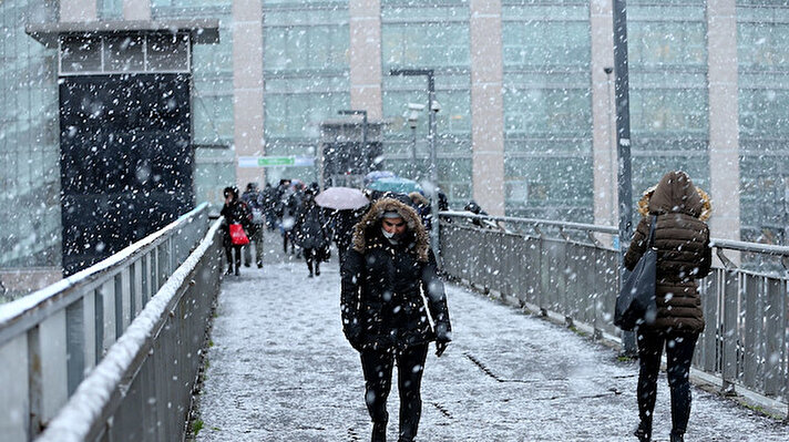 Sibirya'dan gelen soğuk hava dalgası Türkiye'yi etkisi altına alacak. Sıcaklıkların 12 derece birden düşeceği belirtilirken İstanbul için de tarih verildi. 20 Aralık'tan sonra kar yağışları bekleniyor. Peki İlk kar İstanbul'a ne zaman düşecek? 