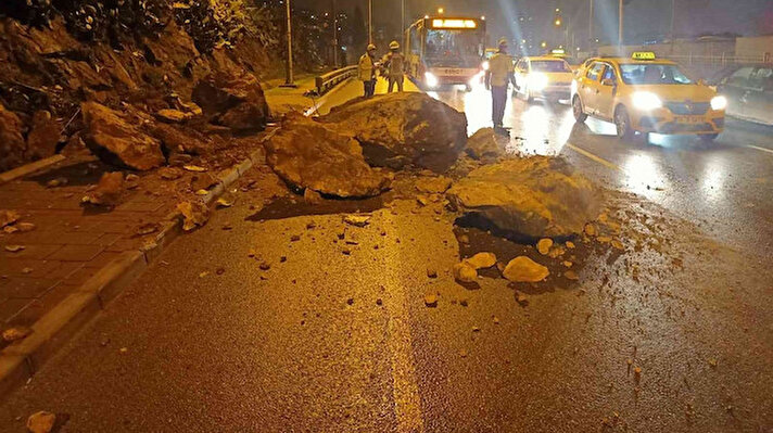 Meteoroloji Genel Müdürlüğü, İzmir için de sağanak yağış uyarısı yapmıştı. Öğleden sonra başlayan yağışla beraber cadde ve sokaklar göle döndü. 