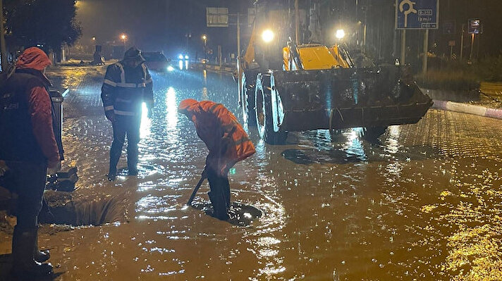 Edinilen bilgiye göre, sağanak yağış akşam saatlerinde Tire, Kiraz ve Ödemiş bölgesinde etkili oldu. 