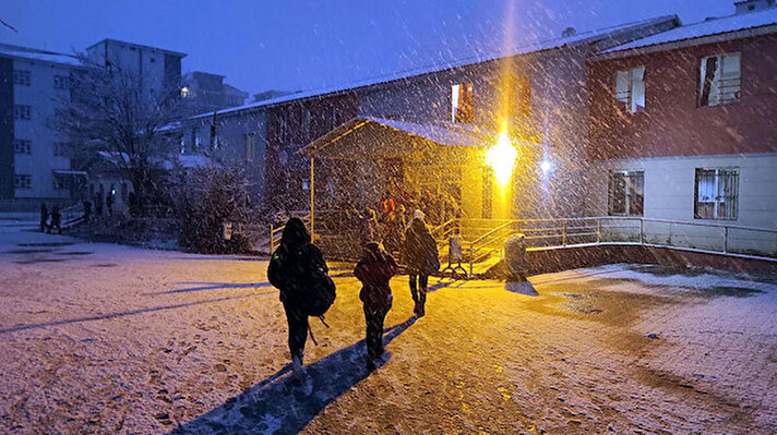 Meteorolojinin uyarılarının ardından İstanbul'da beklenen kar yağışı gece saatlerinde Silivri'de etkisini gösterdi. İlçenin yüksek kesimlerinde mevsimin ilk karı yağdı.