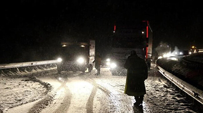TUNCELİ'DE KARLA MÜCADELE SÜRÜYOR<br>Tunceli'nin Pülümür ilçesinde kar yağışı etkili oldu. Bu çerçevede İl Özel İdare ve karayolları ekipleri yolların kapanmaması için çalışmalarını sürdürüyor.