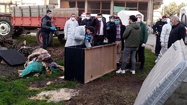 19 Mayıs ilçesi Cumhuriyet Mahallesi Medrese Sokak'ta dün boş arazideki ahşap dolaptan kötü koku yayıldığını fark edenler, polise haber verdi.