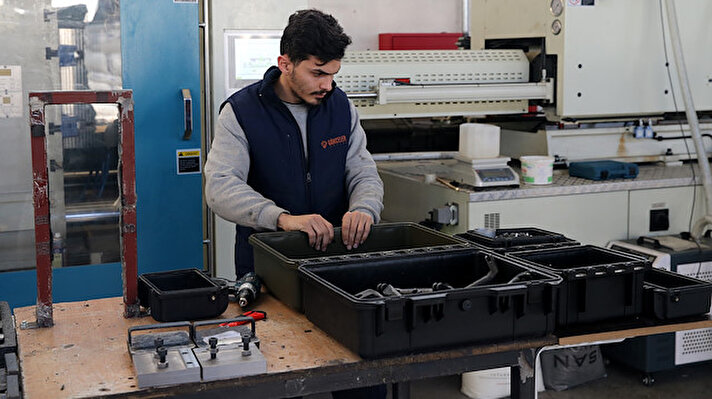 Sivas Organize Sanayi Bölgesi'nde faaliyet gösteren şirket, savunma sanayisinde kullanılan araçlar için ürettiği parçaların ardından silah taşıma çantası üretimine de başladı.<br>