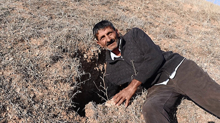 Şenkaya ilçesine 26 kilometre mesafedeki Sarıyar Mahallesi'nde hayvancılıkla uğraşan Tahsin, Yasin ve Binali Yeşilyurt'a ait evlerin bulunduğu bölgede geçen yıllarda yaşanan heyelan sonrası yarıklar oluştu. 