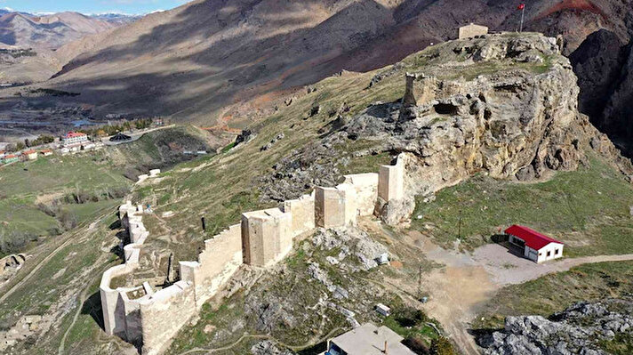 Sivas'ın Divriği ilçesinde Mengücekoğulları tarafından yaptırılan ve tarih kayıtlarında "Fethi mümkün olmayan kale" olarak bahsedilen Divriği Kalesi'nde restorasyon çalışmaları hız kesmeden devam ediyor.