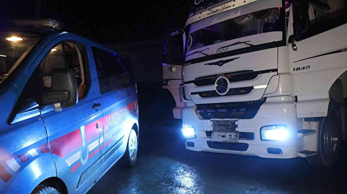 Sakarya’da hareketli dakikalar yaşandı. Edinilen bilgiye göre, D-100 kara yolunda polisin "Dur" ihtarına uymayan 54 ABP 332 plakalı Mercedes marka tır Anadolu Otoyolu’na girdi.