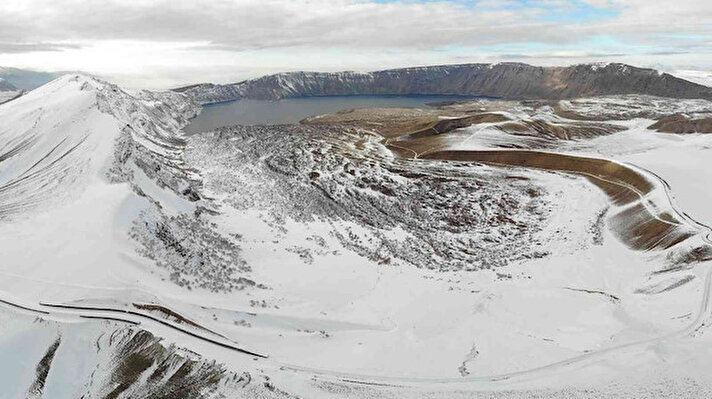 Avrupalı Seçkin Destinasyonları (EDEN) Projesi çerçevesinde “mükemmelliyet ödülü" alan ve UNESCO'ya aday Bitlis'in Tatvan ilçesinde bulunan Nemrut Kalderası, yağan karla birlikte tamamen beyaza büründü. 