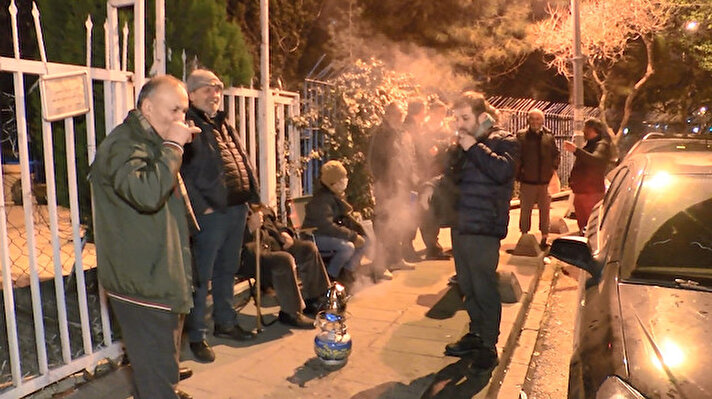 Cumhurbaşkanı Recep Tayyip Erdoğan’ın EYT kararını açıklamasının ardından vatandaşların SGK merkezlerine akını devam ediyor.<br><br>Sıra bulmak isteyenler gece saatlerinden itibaren Kadıköy Sosyal Güvenlik Merkezi önünde toplanmaya başladı.