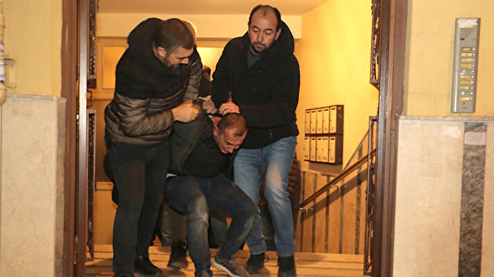 Odunpazarı ilçesi Mustafa Kemal Atatürk Caddesi’nde dün gece 02.00 sıralarında çiğköfteci İbrahim Can T., tartıştığı Sercan İ. tarafından karnından silahla vurularak ağır yaralandı.