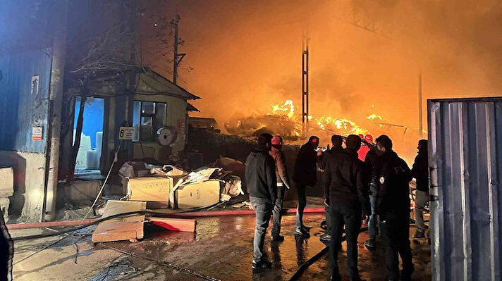 Yangın, saat 22.10 sıralarında Arifiye ilçesi, Hanlıköy Mahallesi üzerinde bulunan bir geri dönüşüm fabrikasında çıktı.