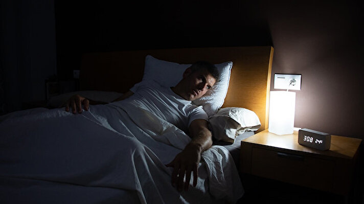 Uykuyla ilgili yanlış bilinenler nelerdir? Kaç saat uyumalıyız? Uykunun kalitesi nasıl anlaşılır?<br><br>Nörobilim ve İç Hastalıkları Uzmanı Dr. Selin Yurdakul, toplumda doğru olarak bilinen "Erken yatın erken kalkın" olgusuna yönelik açıklamalarda bulundu. Yurdakul, genlere göre farklı kronotipte insanlar olduğunu belirterek, bazı insanların akşam performansının daha verimli olduğunu belirtti.