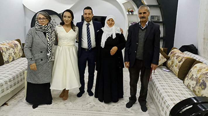 Yüksekova'da yaşayan Menaf Yeşil, iş bulamayınca 20 yıl önce İstanbul'a yerleşti. Burada bir süre çeşitli işlerde çalışan Yeşil, daha sonra iç dekorasyona merak salıp, bu alanda ustalaşarak çalışmaya başladı. Yeşil, 1 yıl önce de sosyal medyada alanıyla ilgili çizimler ve tasarımlar yaparak paylaşan Meksikalı iç mimar Paola Uyagdalina Vıveros Guriel ile tanıştı.