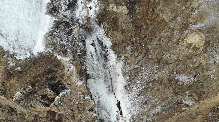 Kars-Ardahan karayolu üzerinde bulunan Susuz Şelalesi dondu.
