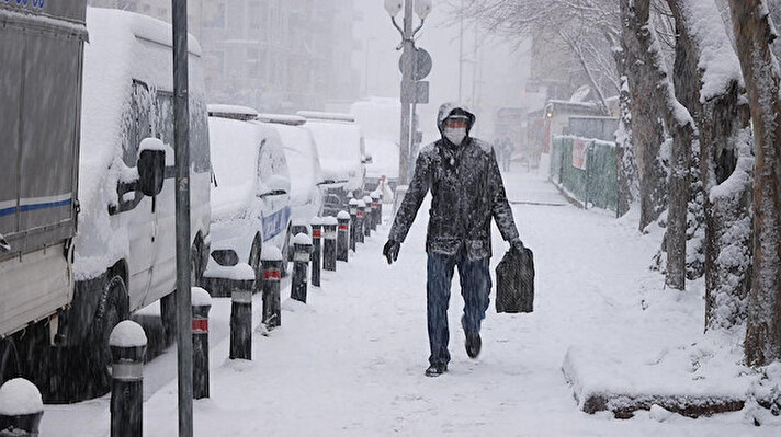 İstanbul’da kar ne zaman yağacak sorusuna cevap arayanlar İstanbul 5 günlük hava durumu hakkında sorgulama yapıyor. Meteoroloji Genel Müdürlüğü’nün yayımladığı son değerlendirmelere göre yurdun bazı bölgelerinde karla karışık yağmur ve kar yağışı etkili olacak. İstanbul’da yaşayanlarda gözler İstanbul kar yağışına çevrildi. İstanbul kar ne zaman yağacak sorusunun cevabı merak ediliyor.