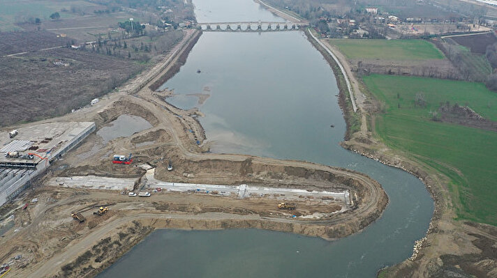 Edirne Valiliği Çevre Koruma Vakfı tarafından gerçekleştirilen projede, nehir yatağındaki kazı çalışmaları bitirilirken santral inşaatı yapım faaliyetleri de büyük oranda tamamlandı.