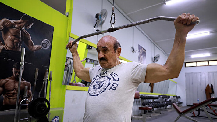 مسن فلسطيني يتغلب على التقاعد بممارسة 'كمال الأجسام'