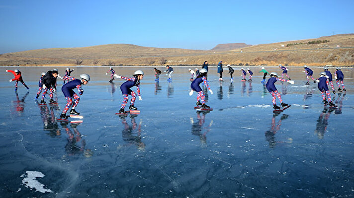 تركيا.. عشاق التزلج على الجليد يقصدون بحيرة تشلدر