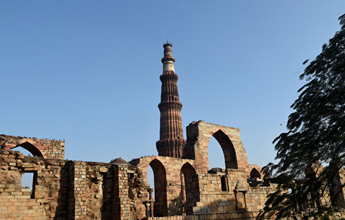 Hindistan'ın başkenti Yeni Delhi'nin güneyinde 12. yüzyılın sonlarında yapımına başlanan kutlu minare Kutub Minar (Qutub Minar), ülkedeki Hint-İslam mimarisi eserlerin en güzel örneklerinden biri olmasıyla dikkati çekiyor.
