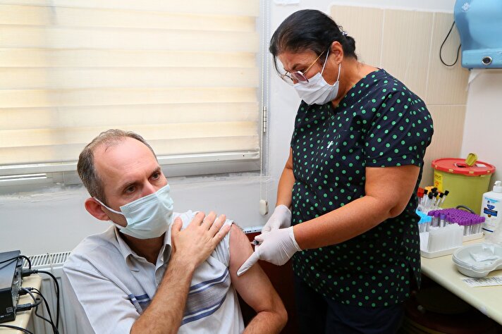 Yerli korona virüsü aşısı TURKOVAC’ın faz 3 çalışmaları devam ediyor. Bu kapsamda, İzmir’deki gönüllü vatandaşlara ilk kez yerli aşı uygulandı. İzmir İl Sağlık Müdürü Dr. Öğretim Üyesi M. Burak Öztop, Tepecik Eğitim ve Araştırma Hastanesi Başhekimi Doç. Dr. Mustafa Emiroğlu ve Enfeksiyon Hastalıkları Uzmanı Prof. Dr. Şükran Köse, yerli inaktif aşının kente ilk uygulamasına katıldı. Tepecik Eğitim ve Araştırma Hastanesinde görev yapan 47 yaşındaki Önder Özer, gönüllü olarak TURKOVAC aşısını yaptırdı.
