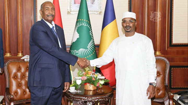 Abdel Fattal al-Burhan (G) chef de la junte militaire soudanaise et le général Mahamat Idriss Déby (D).  Crédit Photo: APANEWS