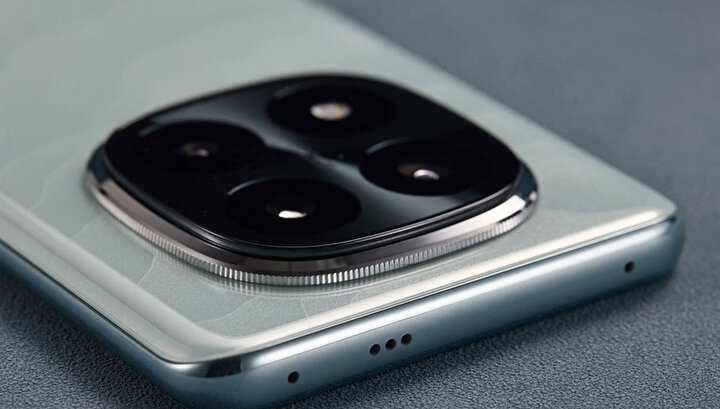 Uma mesa com um smartphone Poco X7, cercada por vários acessórios de tecnologia e uma etiqueta de preço