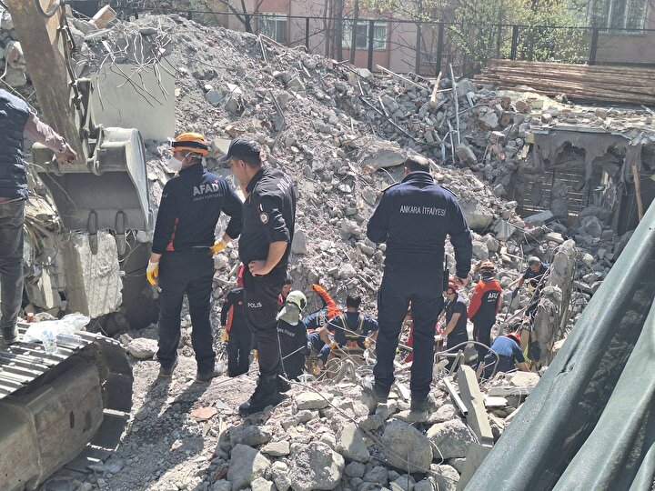Ankara'da istinat duvarı çöktü, 18 yaşındaki işçi enkaz altında kaldı 2