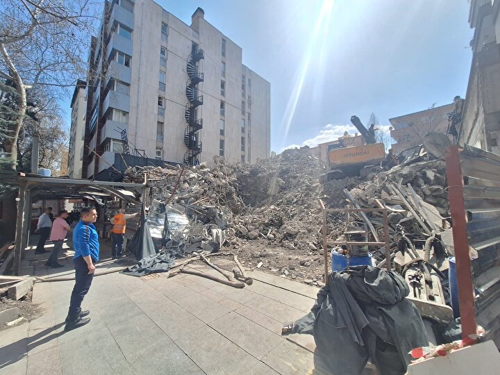 Ankara'da istinat duvarı çöktü, 18 yaşındaki işçi enkaz altında kaldı 1