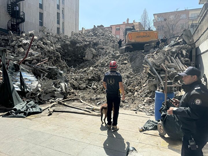 Ankara'da istinat duvarı çöktü, 18 yaşındaki işçi enkaz altında kaldı