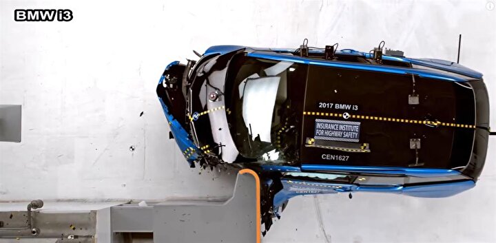 BMW i3'ün ön çarpışma testindeki durumu.