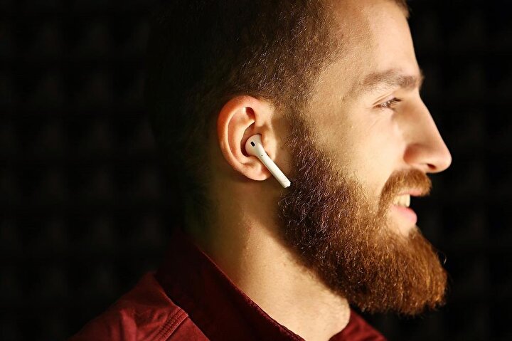 Apple AirPods kablosuz kulaklıklar kutusunda muhafaza edilmediğinde kısa sürede kaybolabiliyor. En garanti yöntem kullanım sonrasında kutuya yerleştirmek.