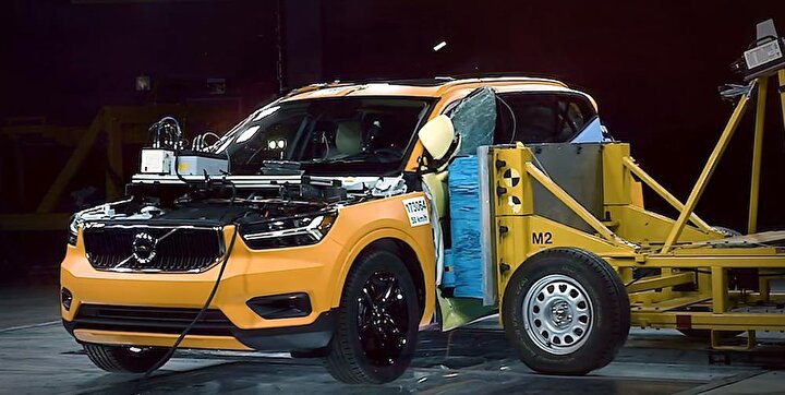 En yüksek performanslı modelde 250 beygir gücünde 2 litrelik benzinli motorun yer aldığı XC40'da T5 koduyla birlikte dört tekerlekten çekiş sistemine yer veriliyor. Üstelik bu donanım tüm modeller için geçerli; yani standart olarak sunuluyor.