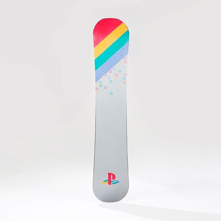 Snowboard, PlayStation'ın klasik renklerini de üzerinde barındırıyor.