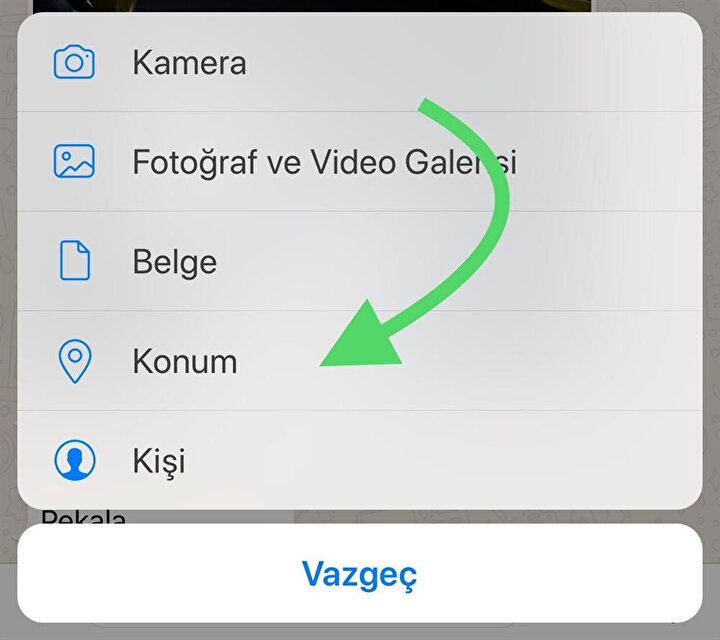 WhatsApp'ta canlı konum takibi için öncelikle paylaşım seçenekleri üzerinden ''Konum'' bölümüne erişmek gerekiyor.