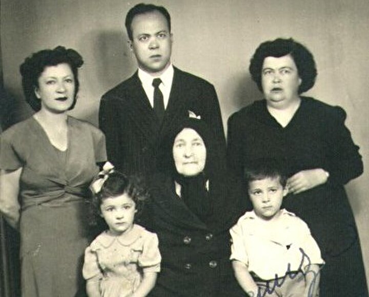 Cemil Meriç, eşi Fevziye Meriç, ablası Naciye Meriç, annesi Zeyneb Meriç ve iki çocuğuyla, 15 Temmuz 1950