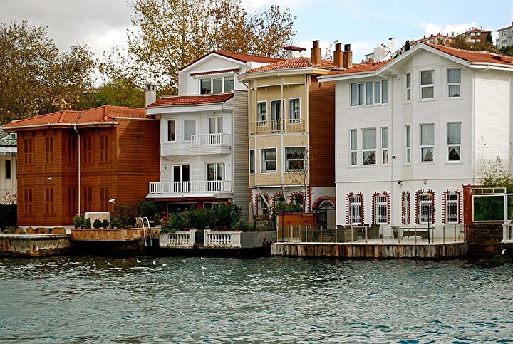 Ümit Meriç, yalıların dış cephesindeki renklerin farklı anlamlar taşıdığına dikkati çekiyor.