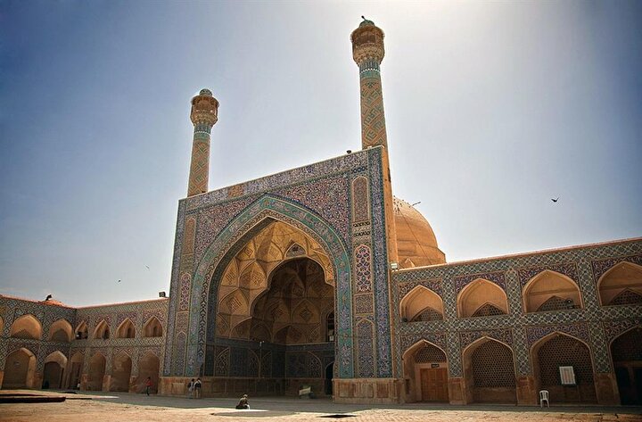 2012 yılından bu yana UNESCO Dünya Kültür Mirası Listesi'nde bulunan cami, 11. yüzyılın sonlarında inşa edilen Selçuklu Cami.