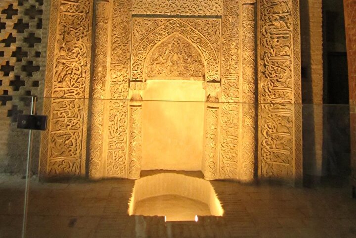 Ümit Meriç'in işaret ettiği İsfahan Cuma Cami'nin mihrabındaki 'çukur'.
