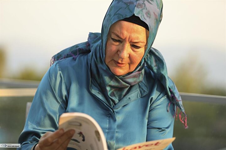 Babası ünlü düşünür ve sosyolog Cemil Meriç, annesi ise tarih öğretmeni Fevziye Meriç’tir.